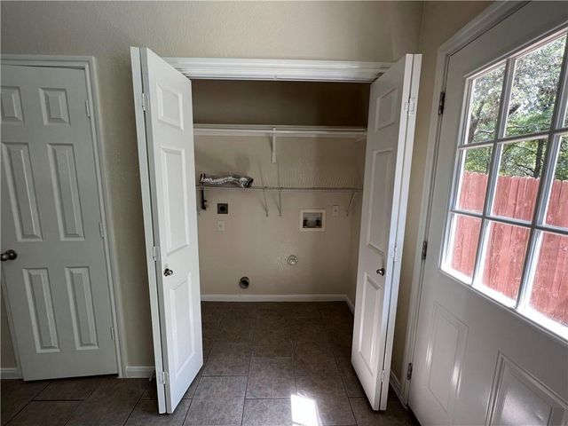 2400 Allred DR B, Austin, TX 78748
