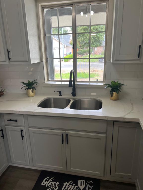 Image 10 of property listing at 2071 E Cromwell Avenue, Fresno, CA 93720