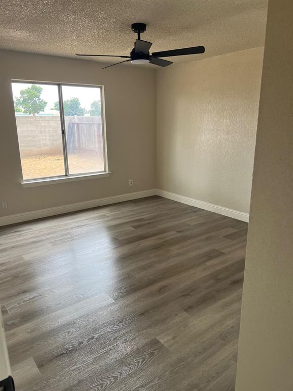 Image 16 of property listing at 2071 E Cromwell Avenue, Fresno, CA 93720