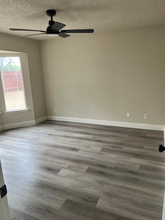 Image 18 of property listing at 2071 E Cromwell Avenue, Fresno, CA 93720