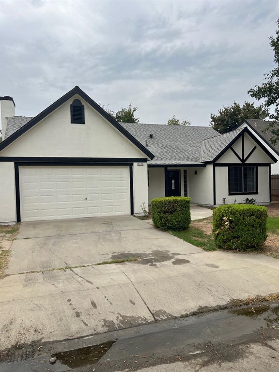 Image 2 of property listing at 2071 E Cromwell Avenue, Fresno, CA 93720