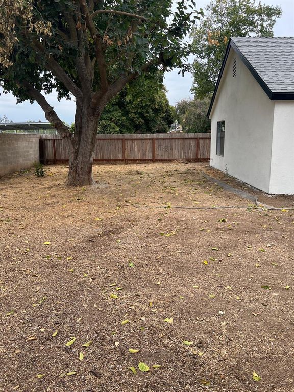 Image 23 of property listing at 2071 E Cromwell Avenue, Fresno, CA 93720