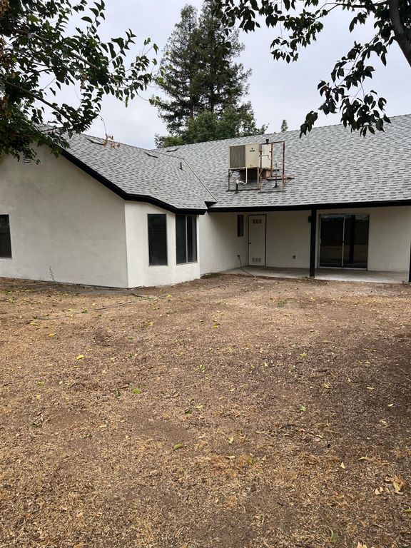 Image 24 of property listing at 2071 E Cromwell Avenue, Fresno, CA 93720