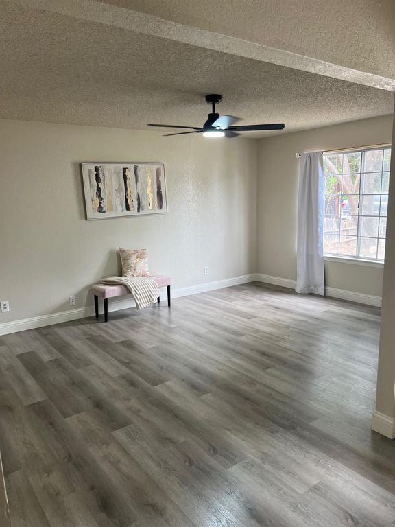 Image 3 of property listing at 2071 E Cromwell Avenue, Fresno, CA 93720