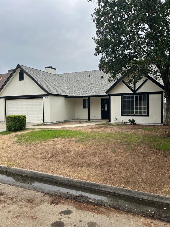 Image 5 of property listing at 2071 E Cromwell Avenue, Fresno, CA 93720