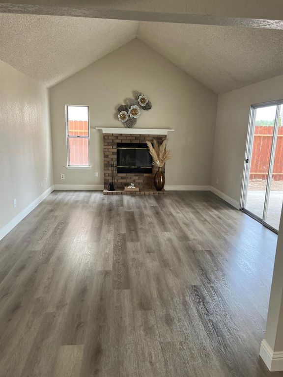 Image 6 of property listing at 2071 E Cromwell Avenue, Fresno, CA 93720