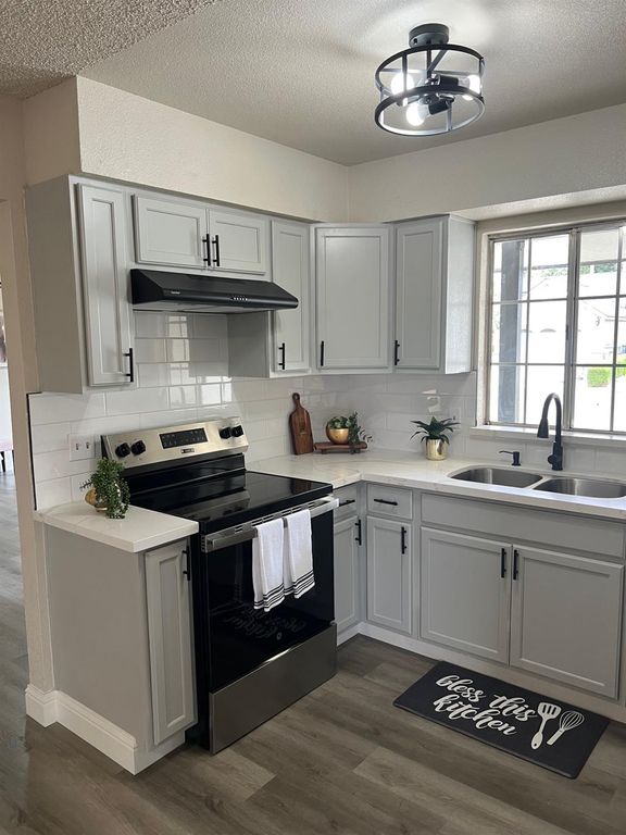 Image 8 of property listing at 2071 E Cromwell Avenue, Fresno, CA 93720