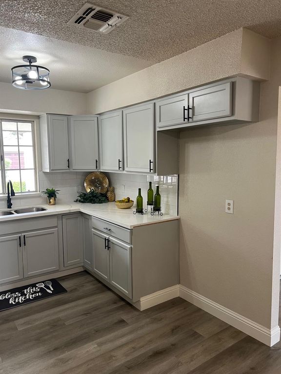 Image 9 of property listing at 2071 E Cromwell Avenue, Fresno, CA 93720