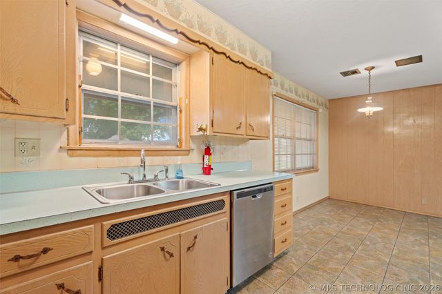 5423 Baylor Drive, Bartlesville, OK 74006