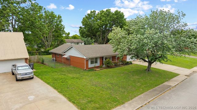 5423 Baylor Drive, Bartlesville, OK 74006