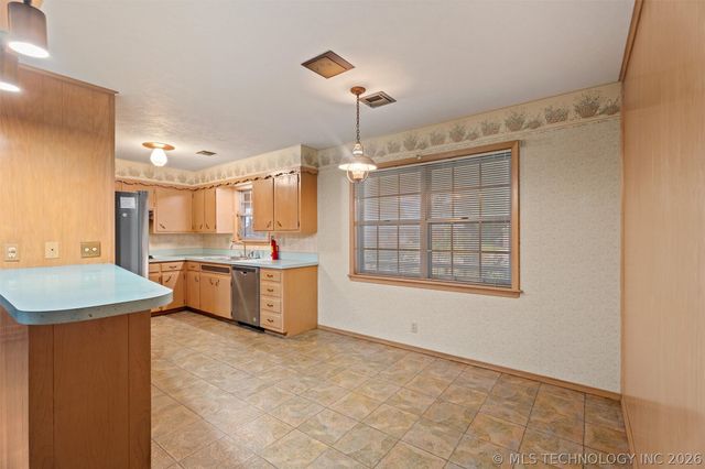 5423 Baylor Drive, Bartlesville, OK 74006