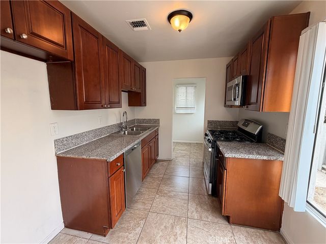 7943 Newcastle, Reseda, CA 91335