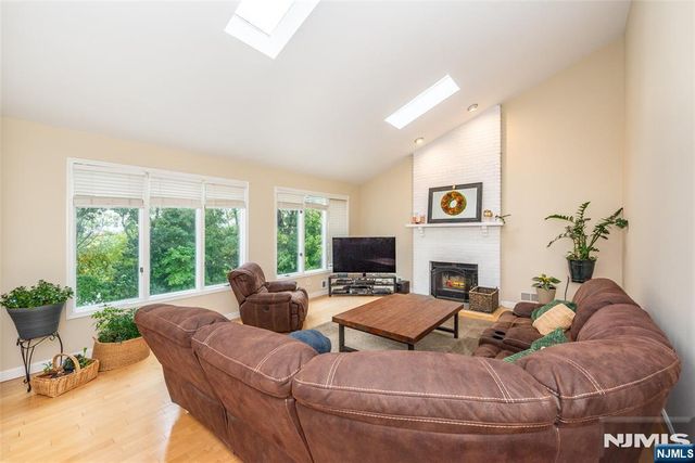 86 Point View Parkway, Wayne, NJ 07470