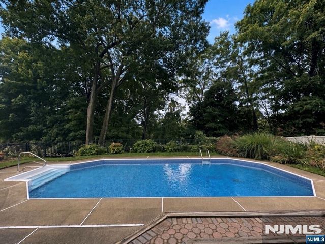 86 Point View Parkway, Wayne, NJ 07470