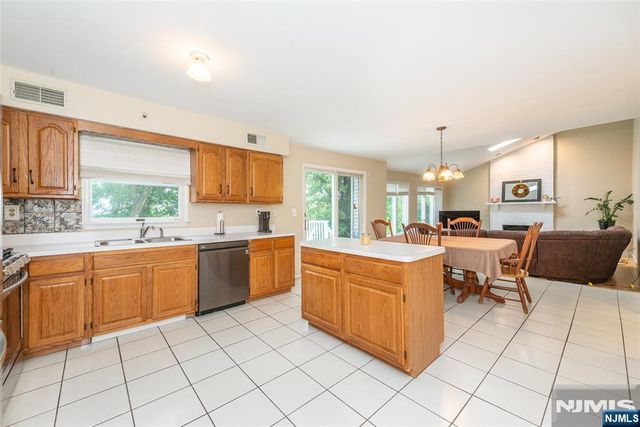 86 Point View Parkway, Wayne, NJ 07470