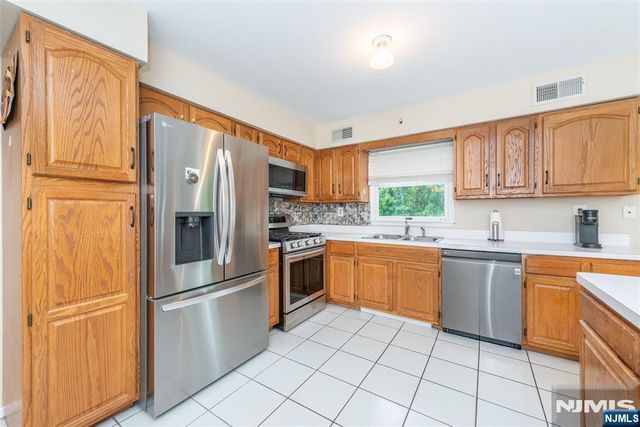 86 Point View Parkway, Wayne, NJ 07470