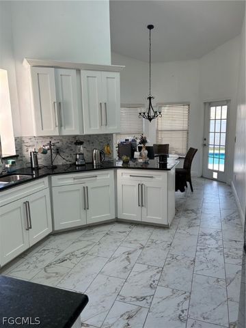 8860 Banyan Cove CIR, Fort Myers, FL 33919