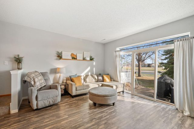 668 Cobblestone Way, Shakopee, MN 55379