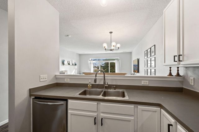 668 Cobblestone Way, Shakopee, MN 55379