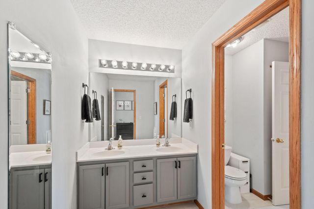 668 Cobblestone Way, Shakopee, MN 55379