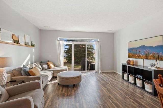 668 Cobblestone Way, Shakopee, MN 55379