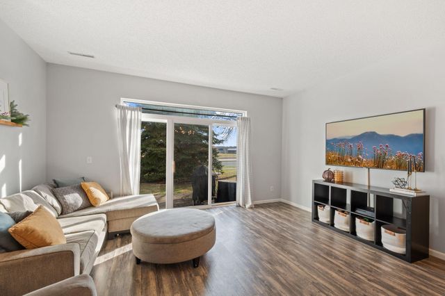 668 Cobblestone Way, Shakopee, MN 55379