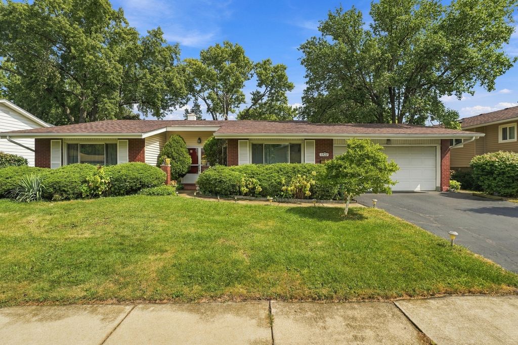 6429 Taylor Drive, Woodridge, IL 60517