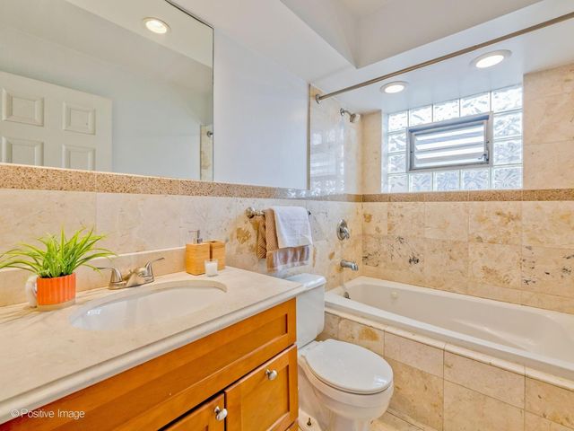 8544 W Rascher Avenue 3W, Chicago, IL 60656