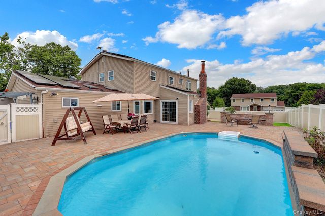 2 Fairhaven Drive, Wheatley Heights, NY 11798