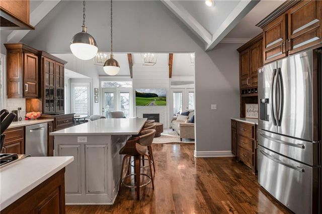 7874 Howe Circle, Prairie Village, KS 66208