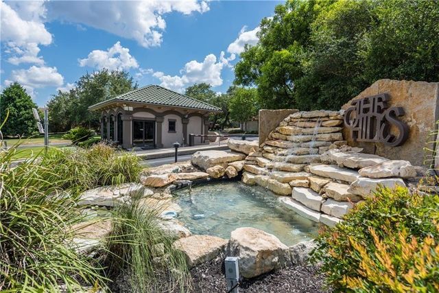 105 Birdie DR, The Hills, TX 78738
