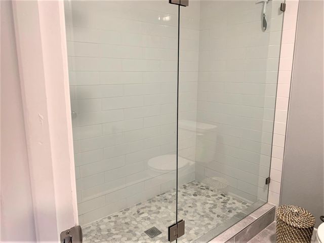 105 Birdie DR, The Hills, TX 78738