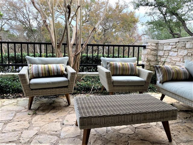 105 Birdie DR, The Hills, TX 78738