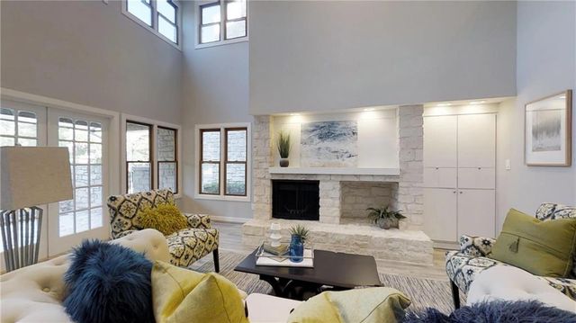 105 Birdie DR, The Hills, TX 78738