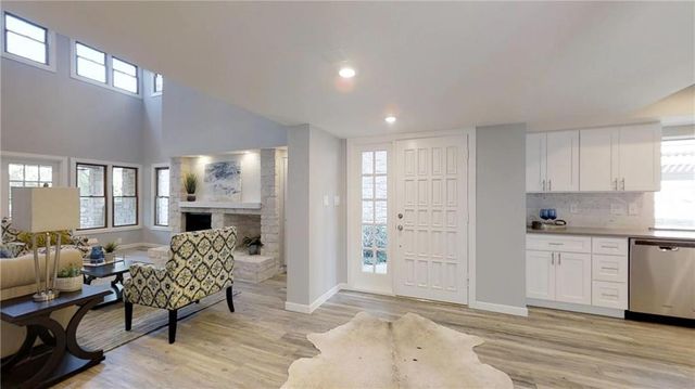 105 Birdie DR, The Hills, TX 78738