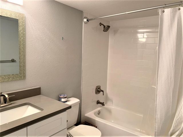 105 Birdie DR, The Hills, TX 78738