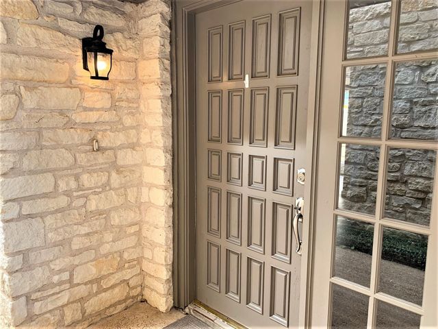 105 Birdie DR, The Hills, TX 78738