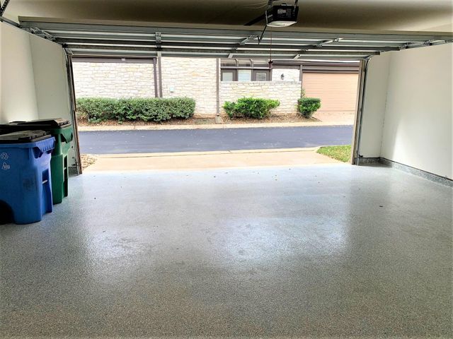 105 Birdie DR, The Hills, TX 78738