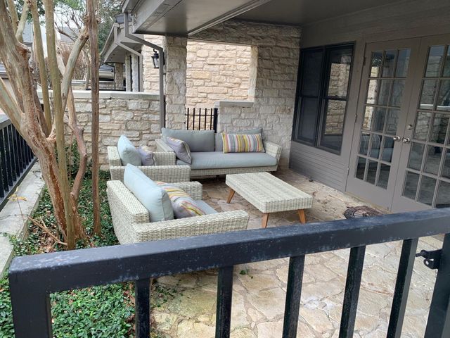 105 Birdie DR, The Hills, TX 78738