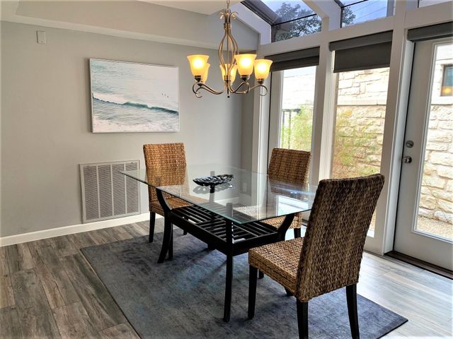 105 Birdie DR, The Hills, TX 78738