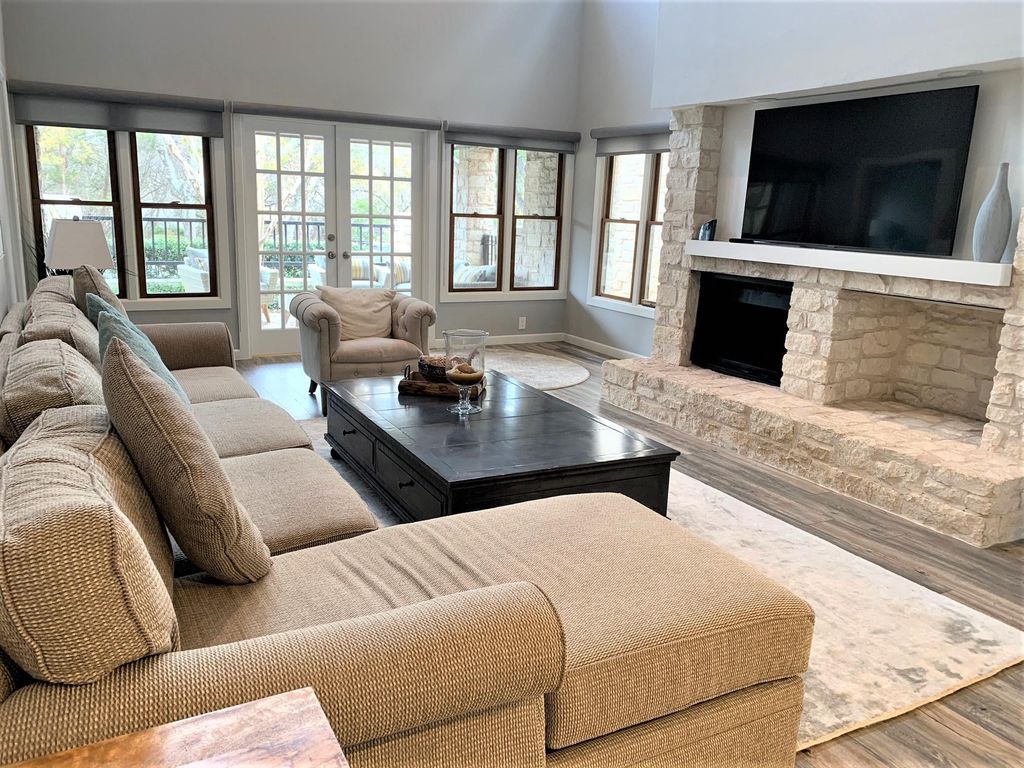 105 Birdie DR, The Hills, TX 78738