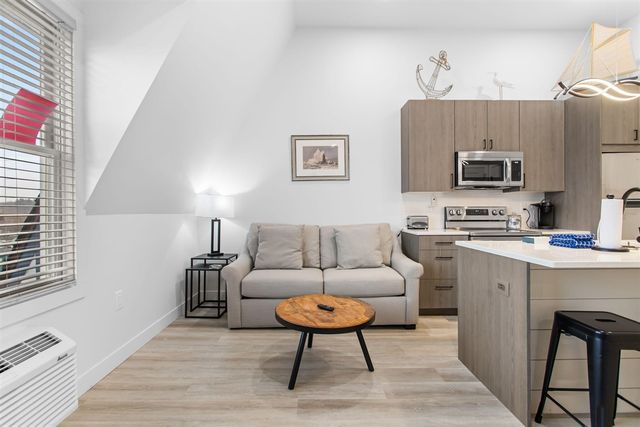 532 Dyckman Avenue 17, South Haven, MI 49090