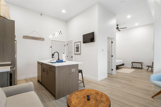 532 Dyckman Avenue 17, South Haven, MI 49090