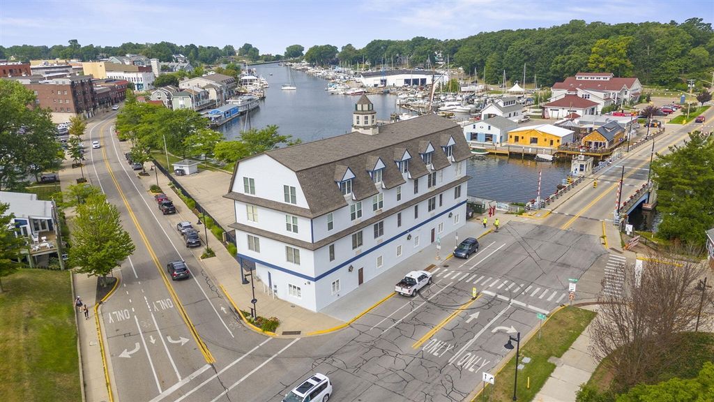 532 Dyckman Avenue 17, South Haven, MI 49090