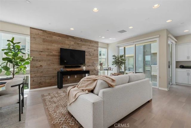 1529 Greenwich Way, Costa Mesa, CA 92627