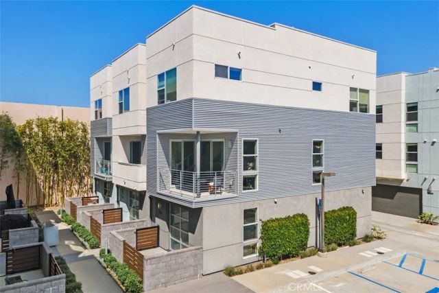 1529 Greenwich Way, Costa Mesa, CA 92627