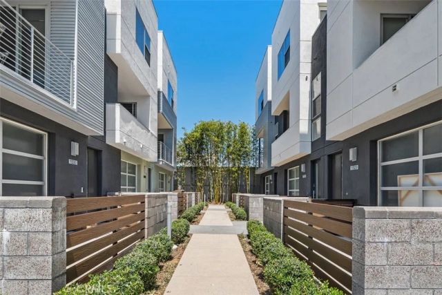 1529 Greenwich Way, Costa Mesa, CA 92627