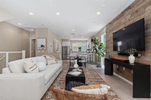 1529 Greenwich Way, Costa Mesa, CA 92627