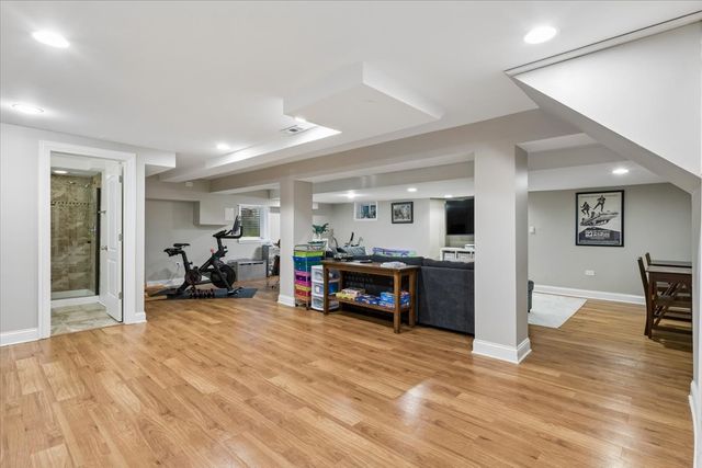 6940 N Mendota Avenue, Chicago, IL 60646