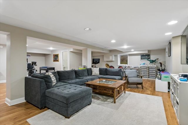 6940 N Mendota Avenue, Chicago, IL 60646